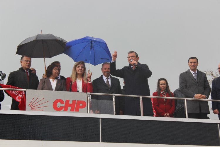 CHP Genel Başkanı Özgür Özel, Manisa'nın Salihli ilçesindeki halk buluşmasına Yağmura rağmen büyük katılım.