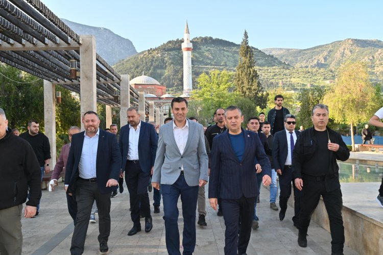 CHP Genel Başkanı Özgür Özel ve Manisa Büyükşehir Belediye Başkanı Mimar Ferdi Zeyrek Manisalılarla Bayramlaştı.