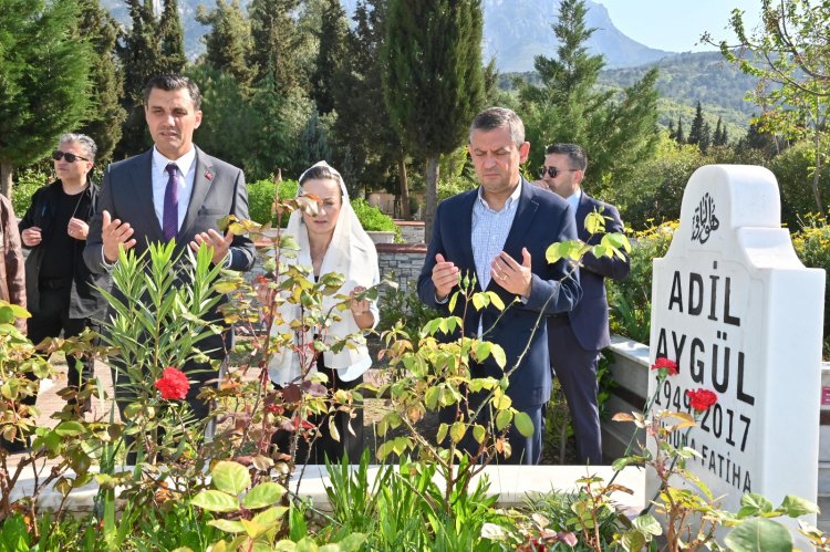 CHP Genel Başkanı Özel, Başkan Zeyrek İle Manisa’da Kabir Ziyaretleri Yaptı
