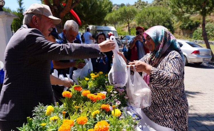 Salihli Belediyesi'nden Arefe Gününde Anlamlı Ziyaret ve Çiçek İkramı