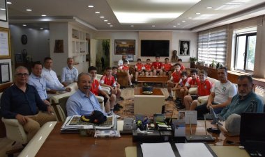 Salihli Belediyespor Minik Erkek Hentbol Takımı Türkiye İkinciliği Gururunu Belediye'de Paylaştı