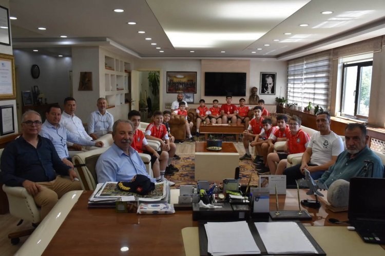 Salihli Belediyespor Minik Erkek Hentbol Takımı Türkiye İkinciliği Gururunu Belediye'de Paylaştı